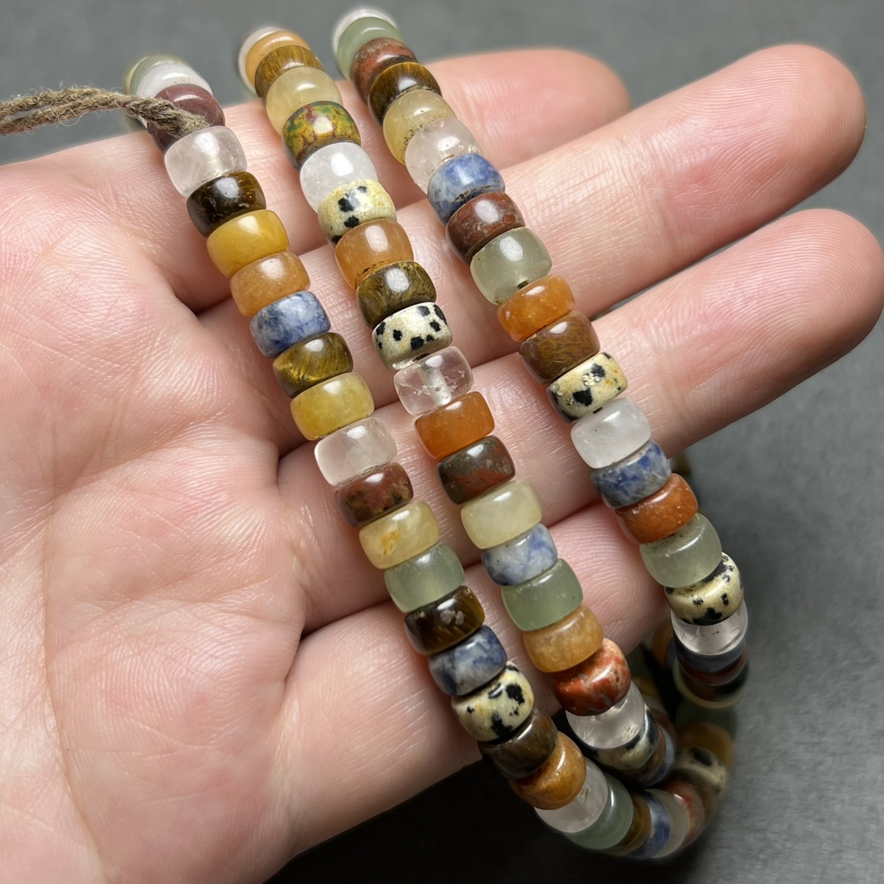 Antiques and miscellaneous natural crystals and semi-precious stones, straight-cut old-style wheel beads, spacers, beads, loose beads, bracelet materials and accessories