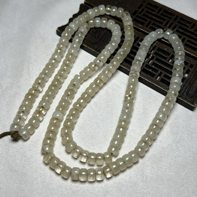 Antiques and miscellaneous natural old white crystal raw stones and old materials straight-cut wheel beads crystal old beads bracelets and toys accessories