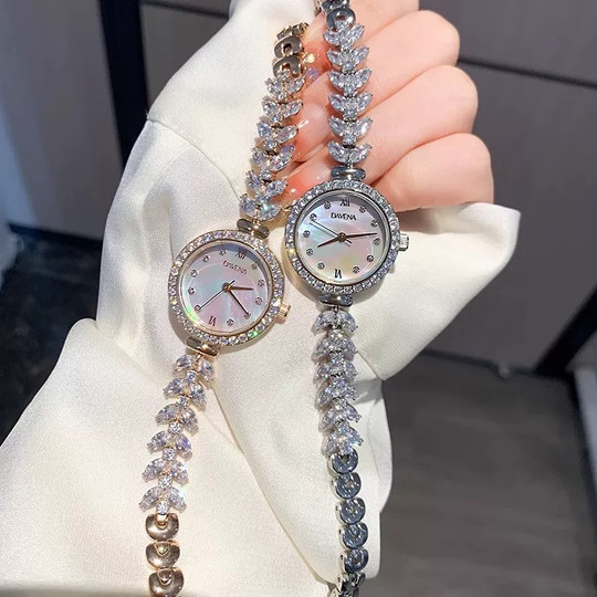 DAVENA Reloj de pulsera de sirena para mujer con esfera pequeña marca auténtica