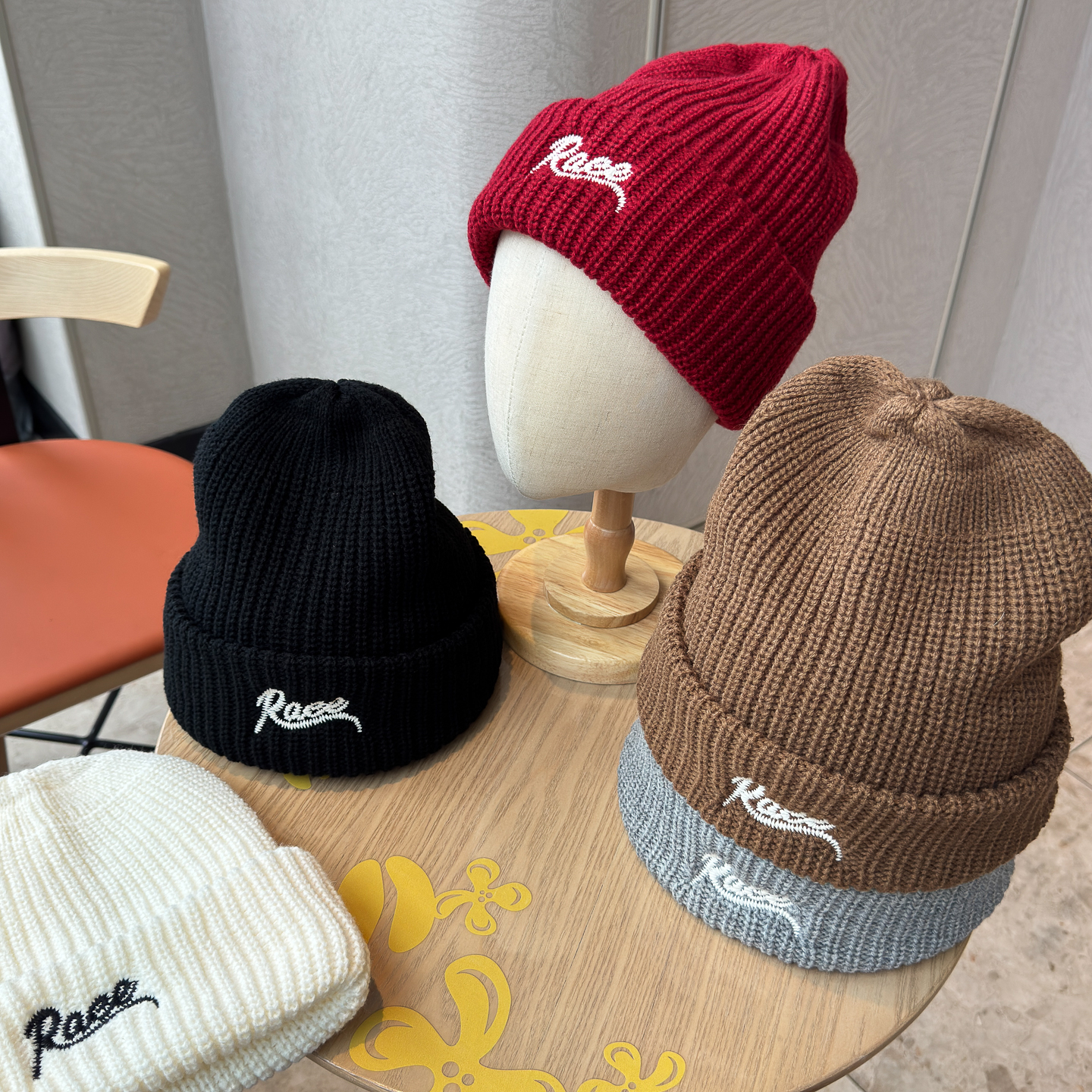 韩版新款字母刺绣酒红针织帽子女保暖护耳学生潮牌百搭包头毛线帽 - 图0