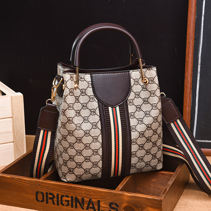 女2020质感大容量百搭小ck水桶包 威斯伦特女士包袋