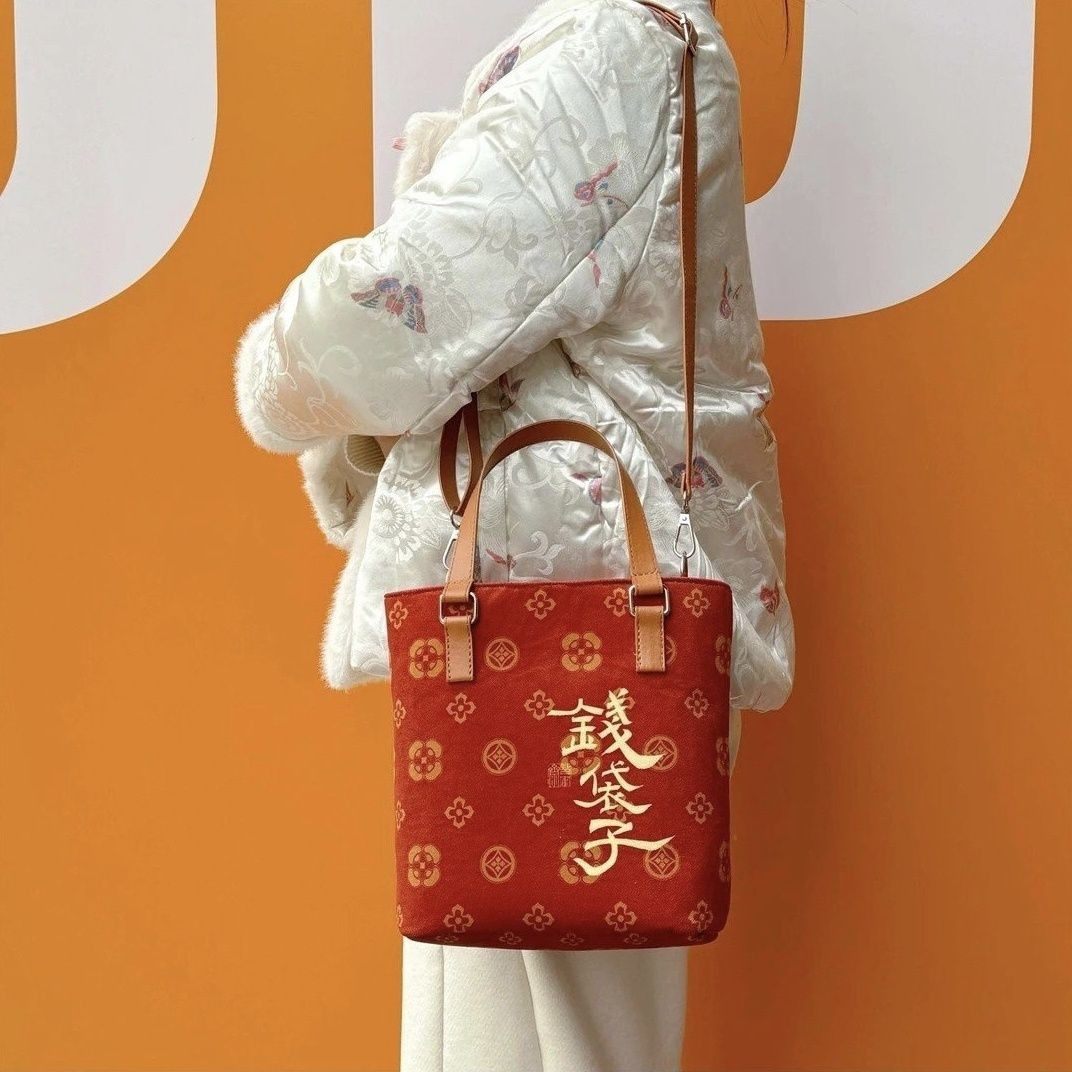 原创2025新款有钱花包包新年限定手提抱财包包便携大容量钱袋子帆,淘宝优惠券,粉丝福利购,淘宝优惠卷