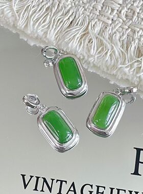 碧玉马鞍吊坠白金色s925银镶阳绿无黑点  整体尺寸25*10mm