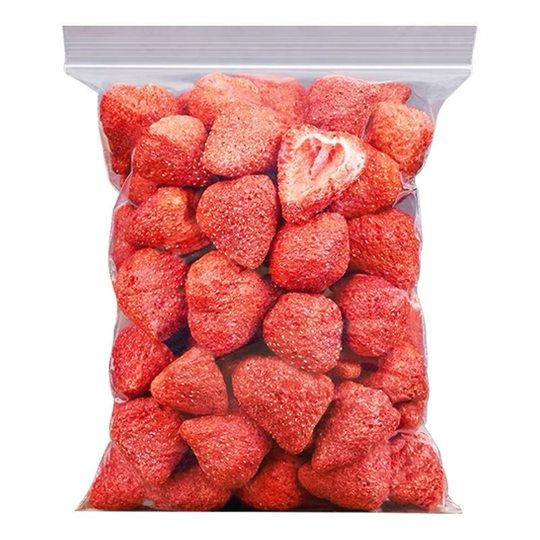 Gefriergetrocknete Erdbeeren, Erdbeerchips, Schneeflockenkuchen, gebackene Trockenfrüchte