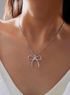 女士的蝴蝶结项炼跨界新夏季可及的奢侈品在利基女士的蝴蝶结项炼