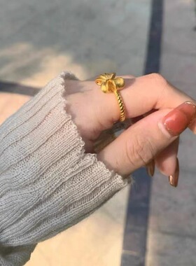 在逃公主蝴蝶结戒指女