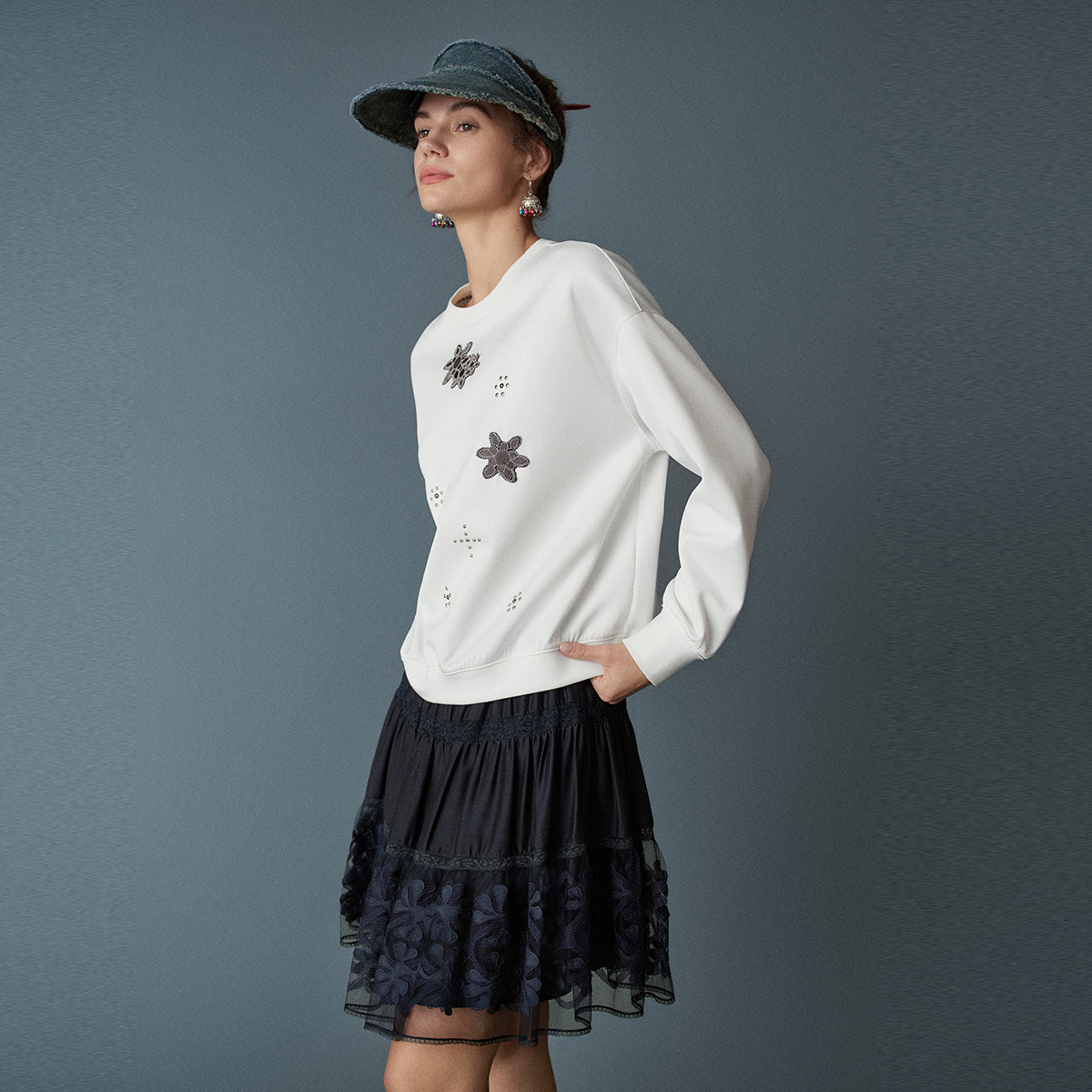 HUI卉空气层玉梅补花绣花纹镶钻落肩袖钉珠圆领卫衣2026春季新款,淘宝优惠券,粉丝福利购,淘宝优惠卷