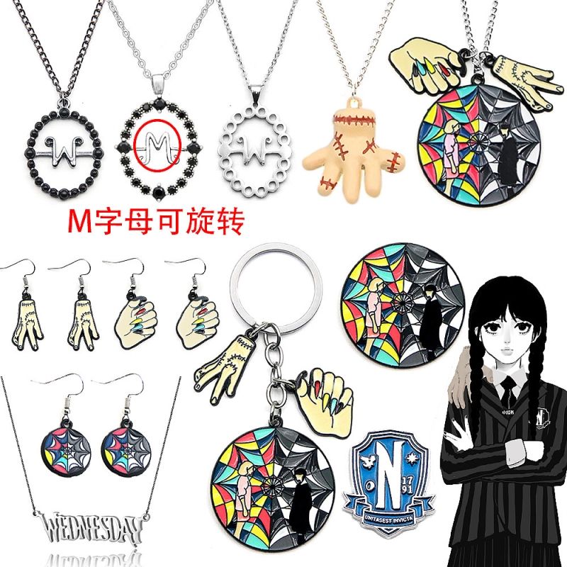 亚当斯一家星期三M字可旋转项链 Wednesday 钥匙扣耳环胸针 - 图0