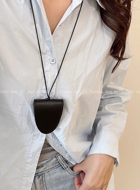 挂脖磁吸多功能长款皮收纳挂绳项链女户外旅行便携式眼镜夹包配饰