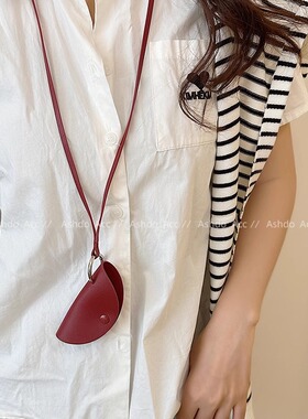 韩国时尚皮质挂脖项链女小众设计复古配饰钥匙扣包挂件百搭毛衣链