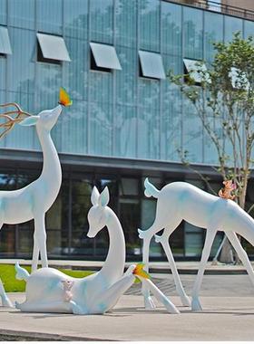 户外抽象梅花鹿雕塑玻璃钢鹿摆件园林景观草坪小品售楼部美陈装饰
