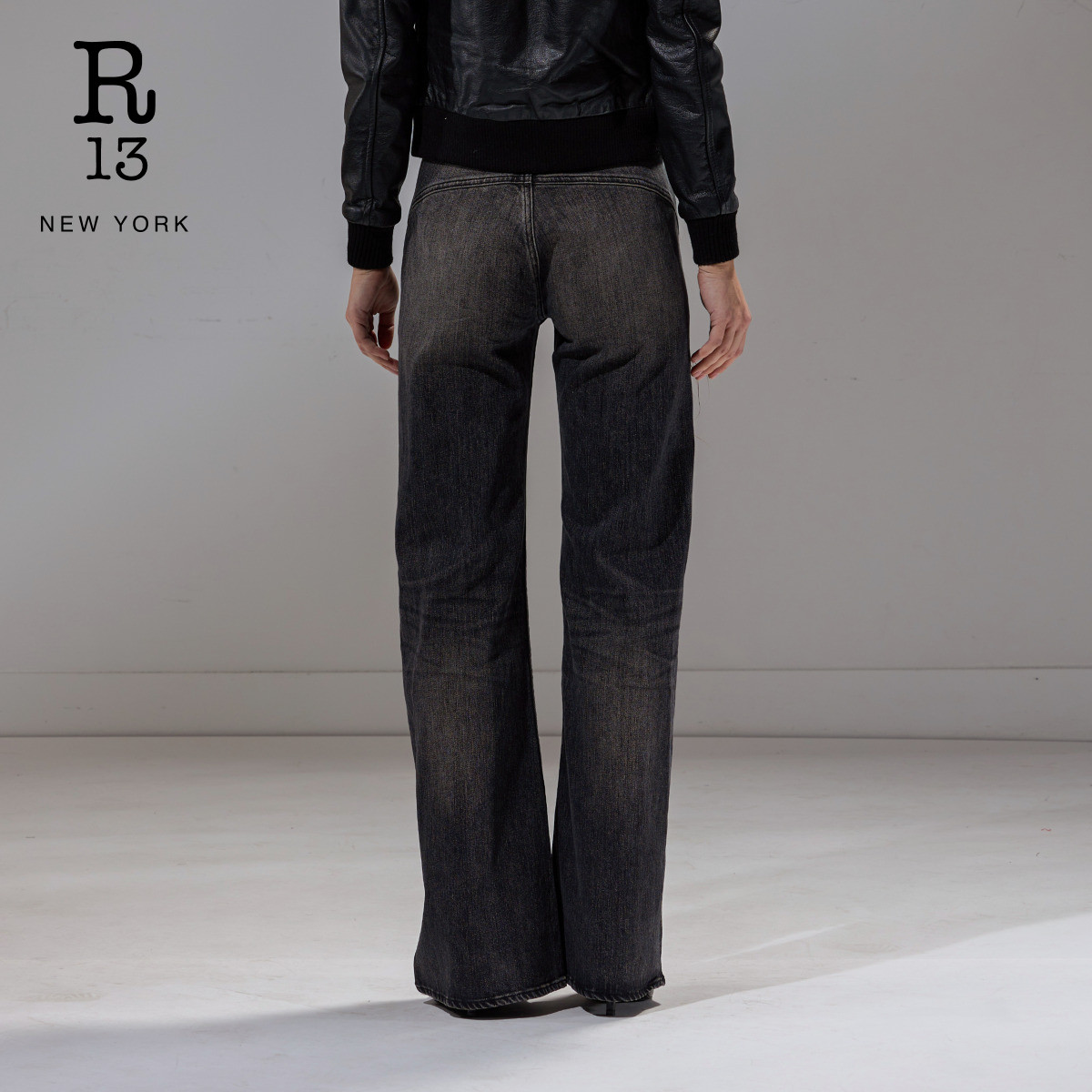 【明星同款】R13 2025秋冬新品 TWISTED SEAM黑色高腰微喇牛仔裤 - 图1