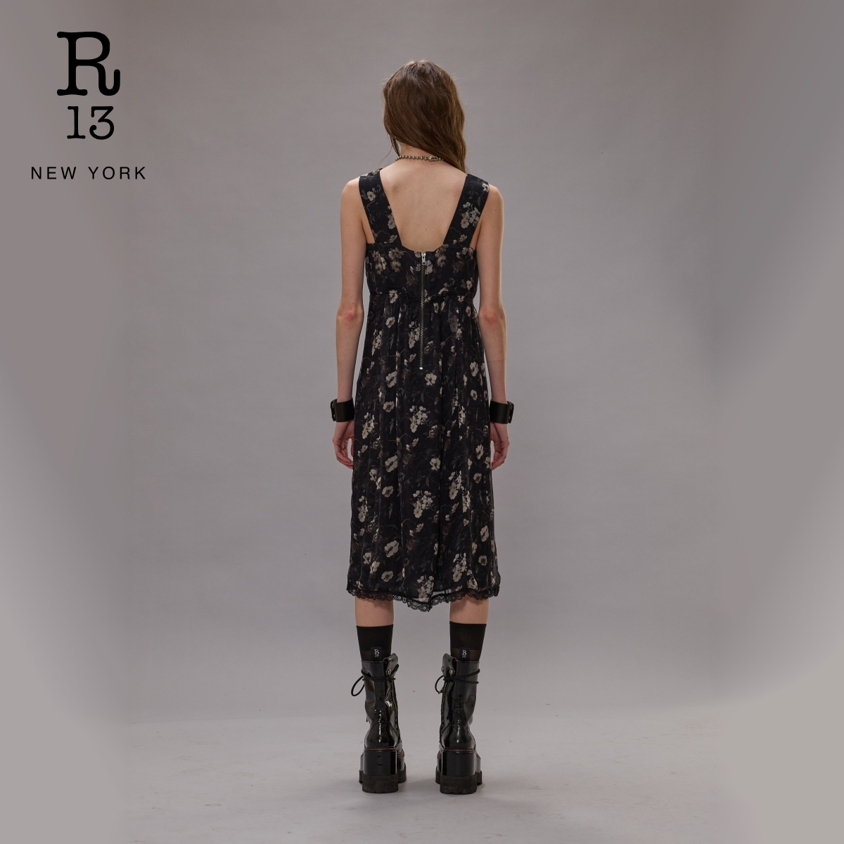 R13 2025秋冬系列 V领复古印花中长款连衣裙 - 图3