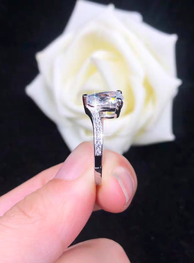 简约三爪水滴梨形V字戒指