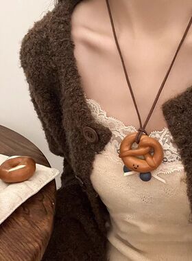 手工碱水面包吊坠挂脖项链可颂扭结贝果包包装饰挂件鹿皮绳毛衣链