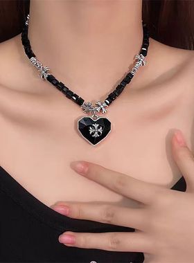 甜酷辣妹风黑色爱心串珠项链女款锁骨链choker颈链配饰高级感饰品