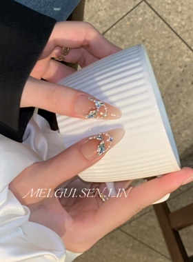 玫瑰森林神明少女穿戴甲轻奢高级感爆闪钻法式显白中长款温柔美甲