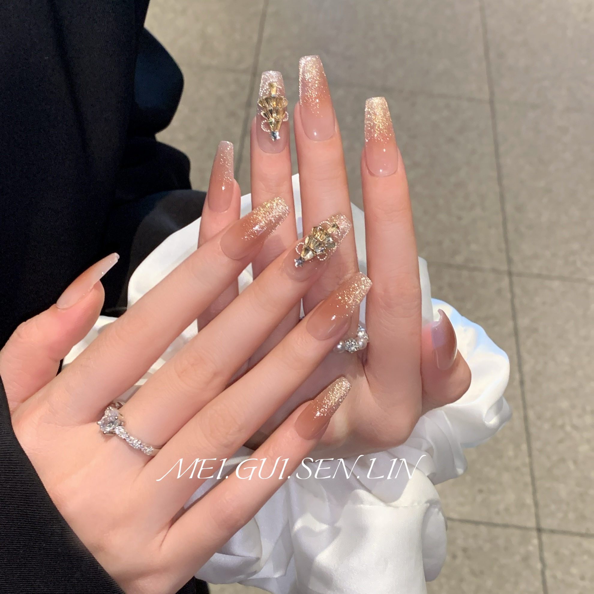 玫瑰森林许愿树圣诞氛围手工美甲秋冬新款温柔爆闪高级猫眼穿戴甲 - 图2