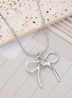 女士的蝴蝶结项炼跨界新夏季可及的奢侈品在利基女士的蝴蝶结项炼