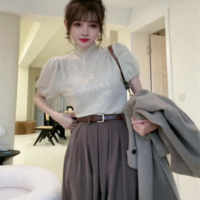 Design exquisite lace puff short-sleeved shirt for women in spring and summer new gentle style slim turtleneck top trendy