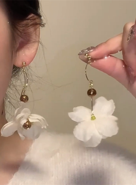 白色花朵耳环女小众设计感