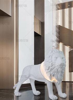 北欧风格玻璃钢狮子雕塑灯饰落地摆件商城客厅大型树脂动物装饰品