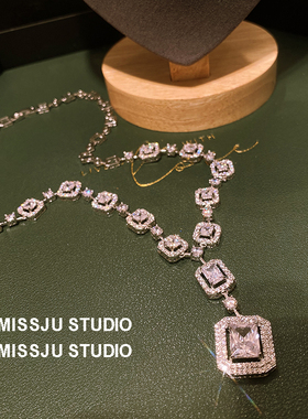 琚小姐时髦方形大锆石吊坠