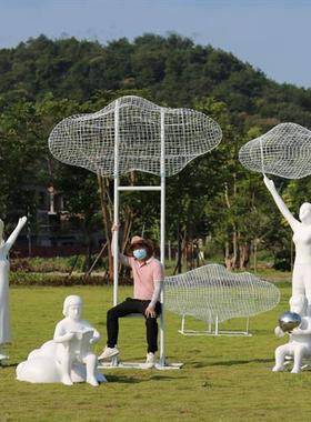 户外园林金属铁艺不锈钢镂空云朵玻璃钢抽象人物雕塑创意草坪摆件