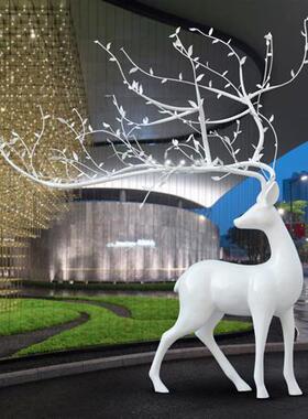 不锈钢镂空梅花鹿摆件园林景观地产售楼部草坪庭院大型几何鹿雕塑