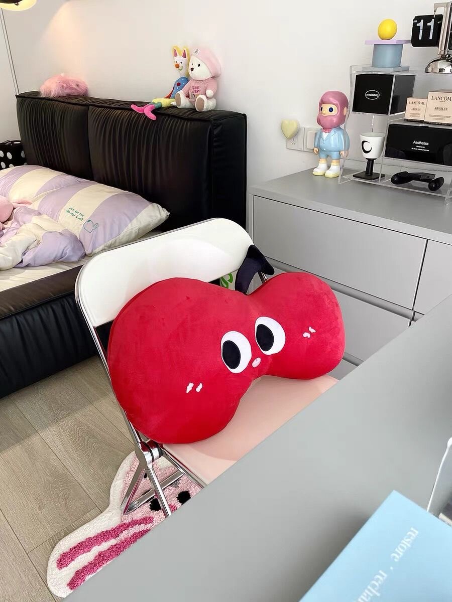 卡通大眼睛苹果抱枕宿舍靠垫床头装饰小红书少女心苹果圣诞节礼物