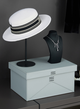 北欧轻奢样板房衣帽间软装饰品青蓝绿色衣服女士长裙组合摆件展厅