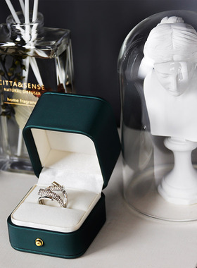 现代样板间衣帽间摆件软装样板房装饰灰绿色黑色衣服箱包鞋眼镜套