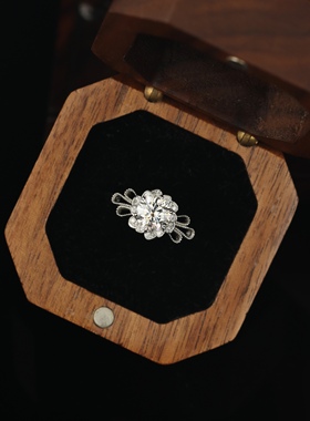 艺升缘珠宝白玫瑰戒指定制S925银一克拉莫桑石女士钻戒原创设计