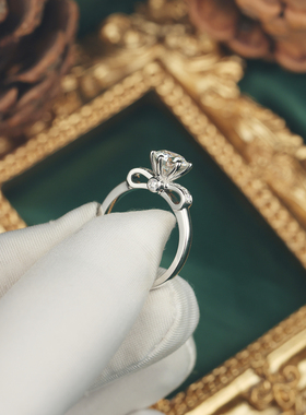 艺升缘珠宝蝴蝶结戒指定制S925银一克拉莫桑石女士钻戒原创设计