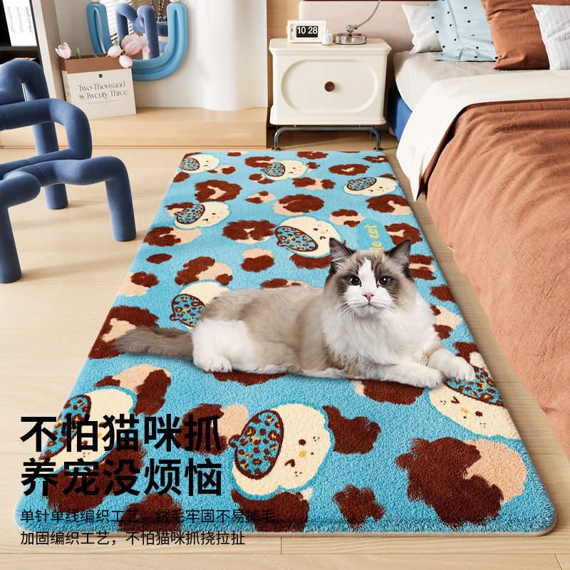 This contrasting color bedside rug fills the bedroom atmosphere