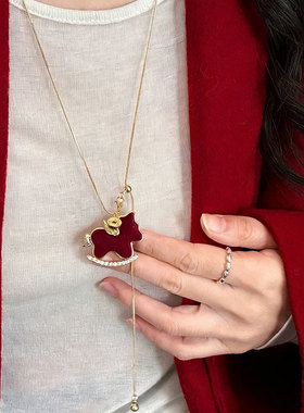 天然项链女轻奢小众设计感红色生肖小马吊坠复古毛衣链时尚颈链