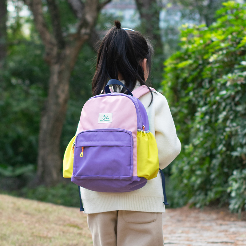 户外儿童背包女孩外出旅游超轻便幼儿园双肩包一年级书包女孩春游