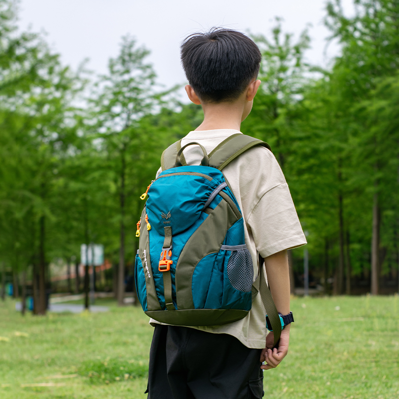 户外儿童出游小背包男孩外出旅游登山小学生墨绿色春游双肩包轻便 - 图1