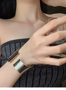 欧美宽版简约小众设计感手镯