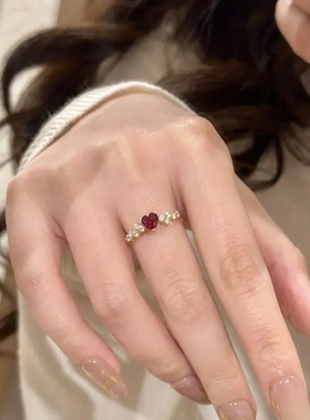 红色宝石爱心闪钻金戒指女士本命年个性高级感红色配饰精致食指戒