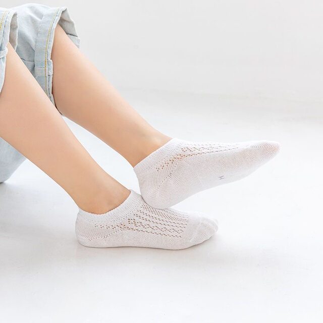Summer ເຮືອຕາຫນ່າງບາງ ultra-thin socks ເດັກນ້ອຍ socks ເດັກຊາຍແລະເດັກຍິງເດັກນ້ອຍສັ້ນ tube ຖົງຕີນຝ້າຍບໍລິສຸດ ສີດໍາແລະສີຂາວ socks ເບິ່ງເຫັນບໍ່ຂັດ