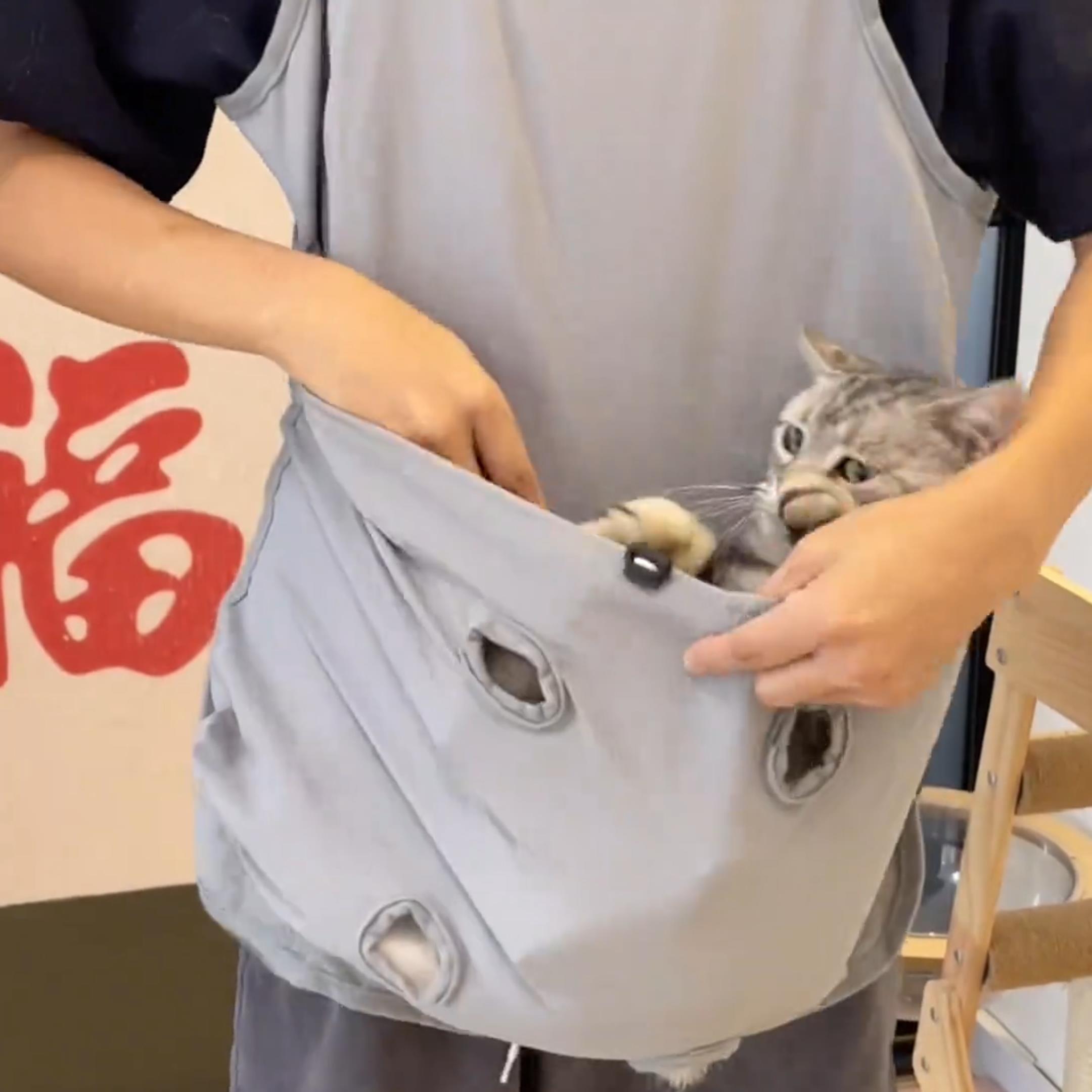 撸猫专用衣服抱猫服不粘毛兜罩装猫咪剪指甲神器防抓固定撸猫围裙 - 图0