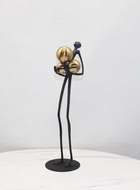 现代轻奢样板间客厅软装抱球人物雕塑摆件酒店展厅金属艺术品摆设