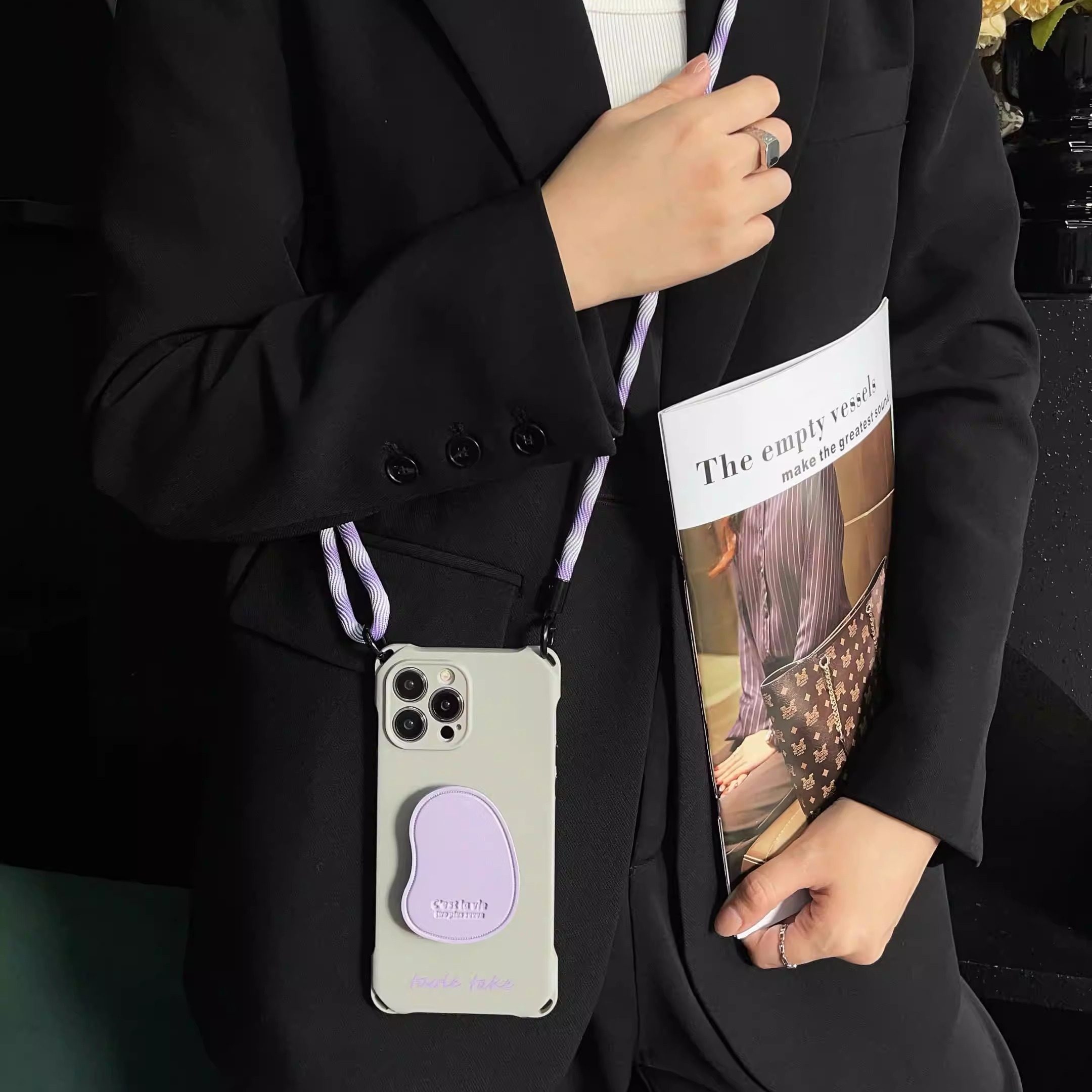 紫色毛球链手腕绳简约香芋紫皮质支架可调节挂绳适用苹果15Promax灰色挂绳手机壳iPhone14promax防摔1211小众