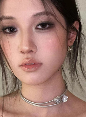 双层银色玫瑰花朵颈链皮革辣妹项圈女脖花高级感颈圈