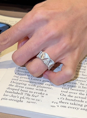 宽口银色拉丝扇形排戒绸缎感戒指