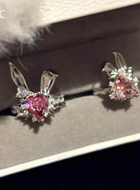 甜酷风粉色爱心小兔子戒指高级感