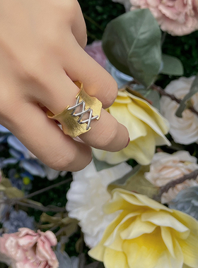 RetroChic绑带金开口戒