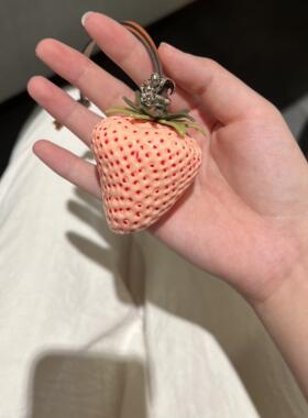 ’一颗大草莓‘包包挂饰树脂立体香甜汽车钥匙扣装饰情侣闺蜜礼物