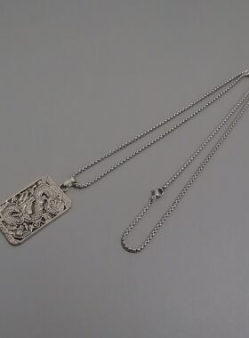 一页出品长款简约个性龙牌配饰